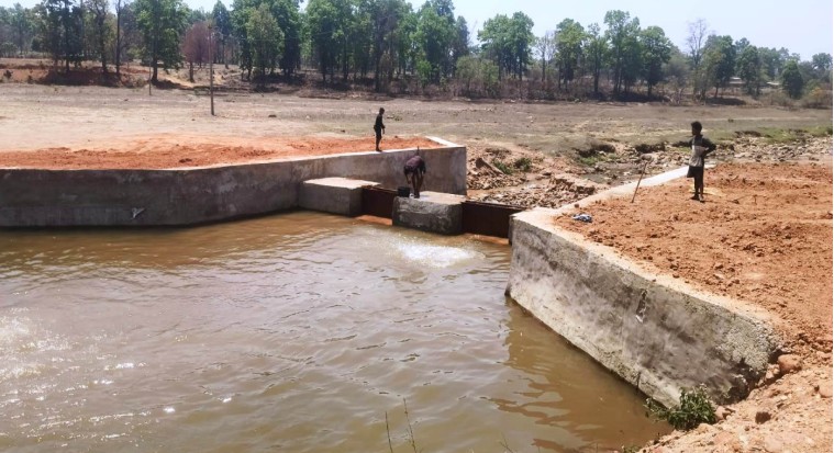 MGNREGA : चेकडैम से बदली गांव की तस्वीर… किसानों को मिला नया संबल… उफिया गांव बना प्रेरणादायक उदाहरण