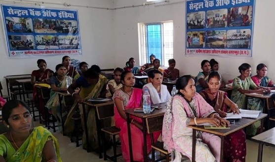 NRLM : पशु सखी मॉडल से सशक्त हो रहीं ग्रामीण महिलाएं… पशुपालन से बढ़ेगी आय… 17 दिवसीय प्रशिक्षण से बढ़ रही दक्षता