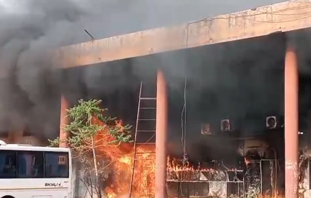 Fire at Pandri Bus Stand : पंडरी में लगी भीषण आग…दुकानें जलकर राख…अफरा-तफरी में भागे लोग…यहां देखें भयावहता VIDEO