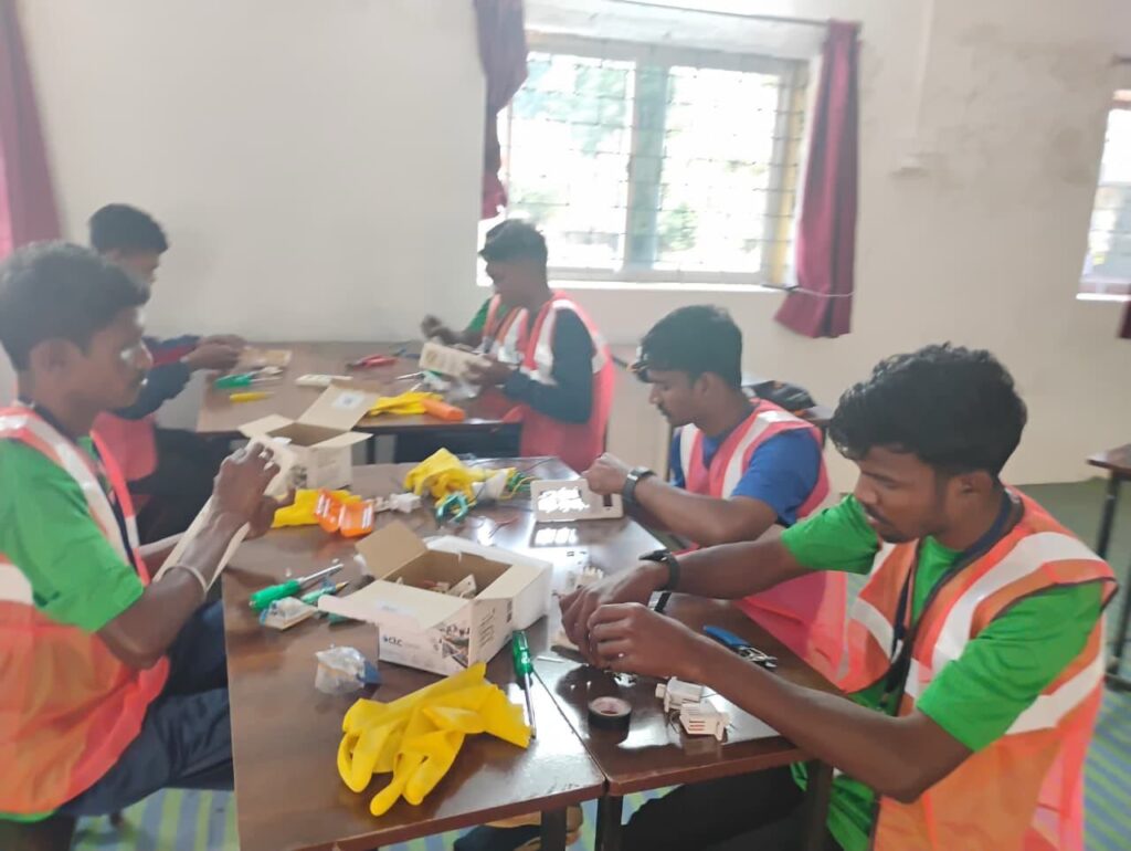 Rehabilitation Linked to Employment : आत्मसमर्पित माओवादियों का आजीविकामूलक गतिविधियों से सुधर रहा भविष्य… रोजगार से जुड़ता पुनर्वास