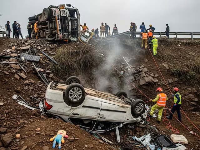 Hazaribagh Road Accident : झारखंड सड़क हादसा…! आगे ट्रेलर, पीछे ट्रक…बीच में फंसी कार…परिवार के 6 लोग जिंदा नहीं बचे