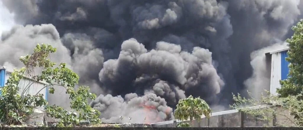 Saddu Factory Fire : ब्रेकिंग…रायपुर में भीषण आग…! सड्डू की प्लास्टिक फैक्ट्री धधकी…इलाके में अफरा-तफरी…दमकल की टीम मौके पर…बुझाने का प्रयास जारी Video
