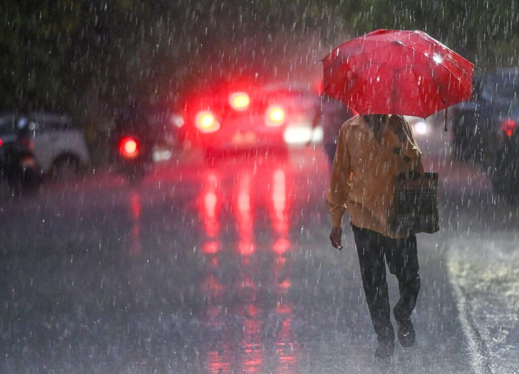 The weather suddenly changed in many districts including Raipur, Chhattisgarh from Friday morning.