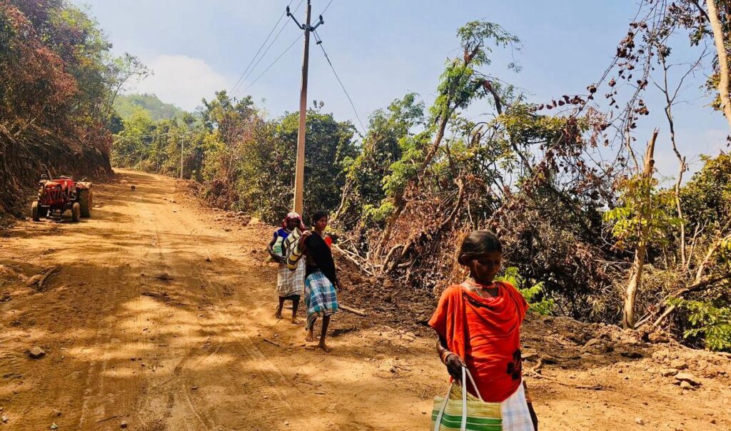 Sukma Development : 78 साल बाद रोशनी से जगमगाया गोगुंडा… सुकमा के दूरस्थ गांव में पहली बार जला बल्ब… विकास की नई उम्मीद जागी