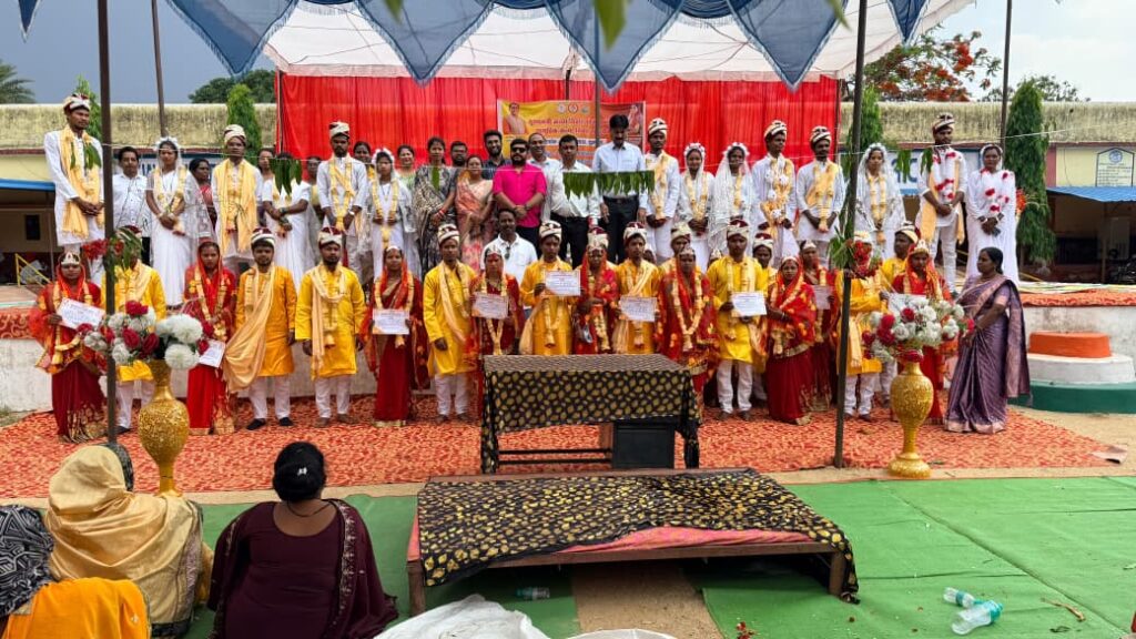 CM Kanya Vivah योजना के तहत जशपुर जिले में 65 जोड़े वैवाहिक बंधन में बंधे… हिंदू और ईसाई समुदाय के जोड़ों ने लिए सात जन्मों के फेरे