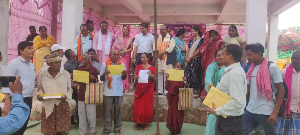 Divyang Support : दिव्यांग हितग्राही को मिला श्रवण यंत्र… जनप्रतिनिधियों ने बांटे पेंशन स्वीकृति पत्र… सुशासन तिहार में जरूरतमंदों को मिला योजनाओं का लाभ