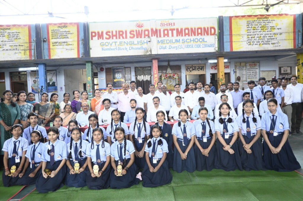PM Shri School : पीएम श्री विद्यालय कुम्हारी पहुंचे प्रभारी सचिव सोनमणि बोरा… टॉपर्स विद्यार्थियों को किया सम्मानित