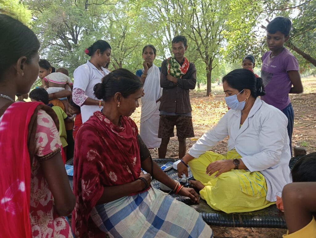 Bijapur के ग्राम गमपुर में स्वास्थ्य विभाग का विशेष अभियान… 771 ग्रामीणों की जांच