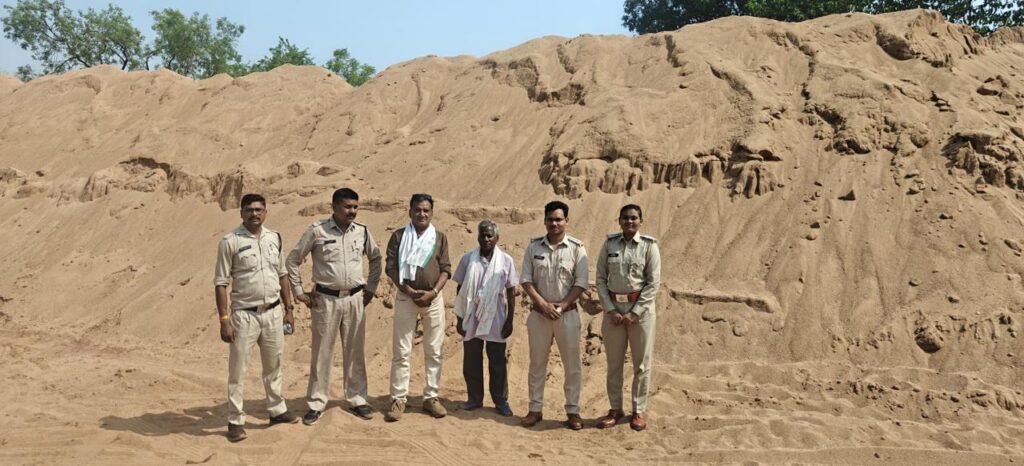 Mining Department : गोबरानवापारा में रेत के अवैध उत्खनन पर बड़ी कार्रवाई… 2 पोकलेन मशीन जब्त