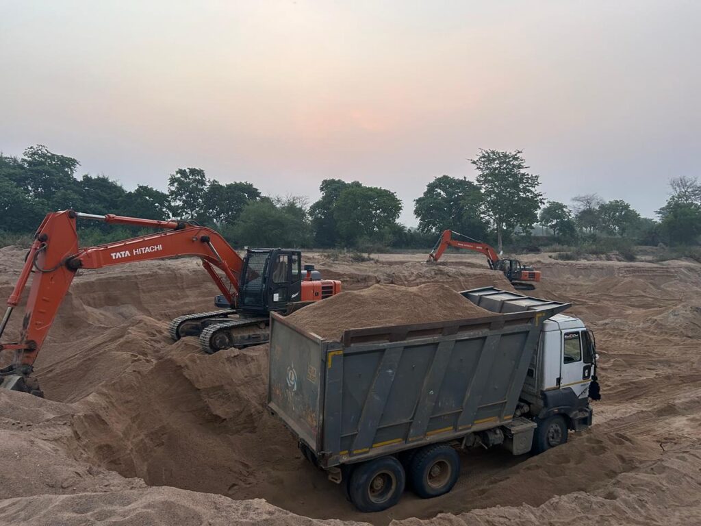 Illegal Mining : महासमुंद में अवैध रेत उत्खनन पर बड़ी कार्रवाई… 2 चैन माउंटेन मशीनें सील