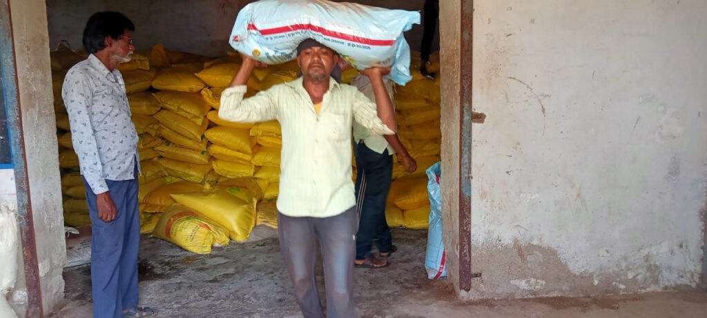 Kharif 2026 : सहकारी समितियों में नियमित रूप से हो रहा खाद और बीज का वितरण… खरीफ सीजन से पहले किसानों को मिल रही राहत