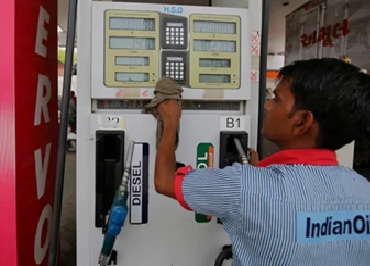 Petrol Diesel Price Hike : फिर बढ़े तेल के दाम…! 10 दिनों में तीसरी बार लगा झटका…₹5 महंगा ईंधन…जानिए क्या है नया रेट