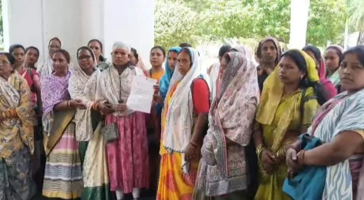 Mahtari Vandan Scheme : महतारी वंदन बनाम शराब दुकान…! कलेक्टर की कथित टिप्पणी पर भड़की महिलाएं…कलेक्टोरेट में जमकर हंगामा…जनदर्शन में गरमाया मामला