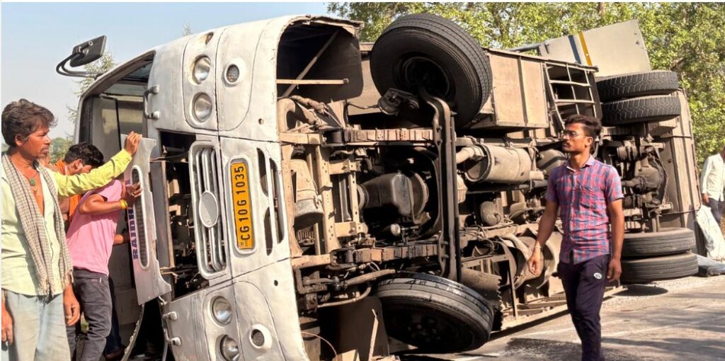 Bus Accident : छत्तीसगढ़ में बड़ा सड़क हादसा…! कोरबा से सरायपाली जा रही यात्रियों से भरी बस पलटी…कई घायल