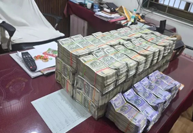 Cash Seized in Car : वाहन चेकिंग में बड़ा खुलासा…! अर्टिगा कार से निकले करोड़ों रुपए…2.56 करोड़ कैश सीज…पुलिस ने आयकर विभाग को दी सूचना