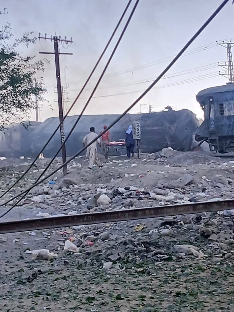 Military Train Blast : पाकिस्तान के बलूचिस्तान में बड़ा आतंकी हमला…! सैन्य ट्रेन के पास कार बम धमाका…24 मौतें…देखें VIDEO
