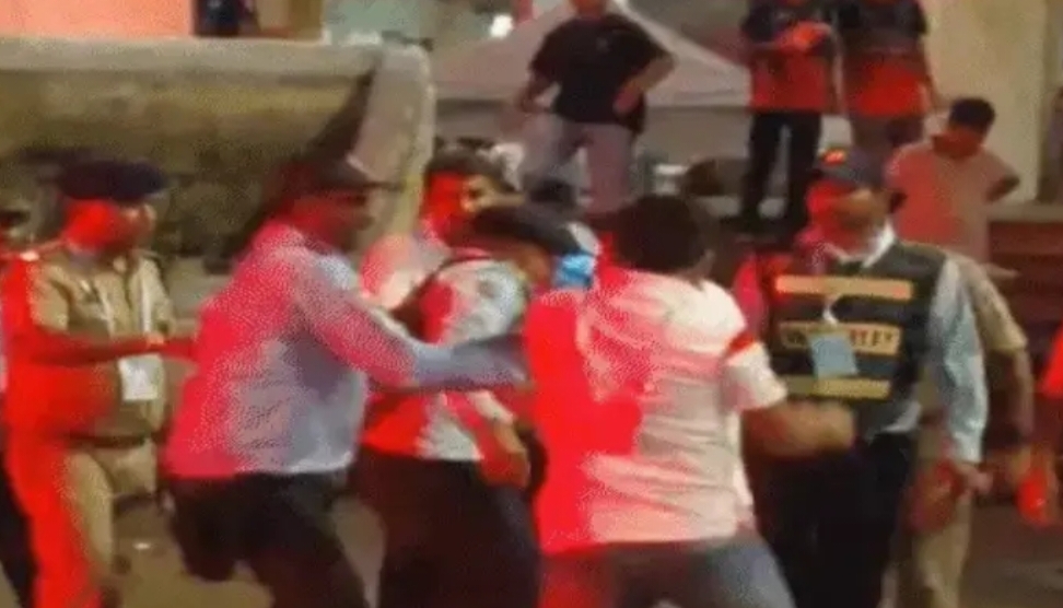 शहीद वीर नारायण सिंह इंटरनेशनल स्टेडियम में IPL मैच के दौरान भारी अव्यवस्था…एंट्री गेट पर बेकाबू हुई भीड़