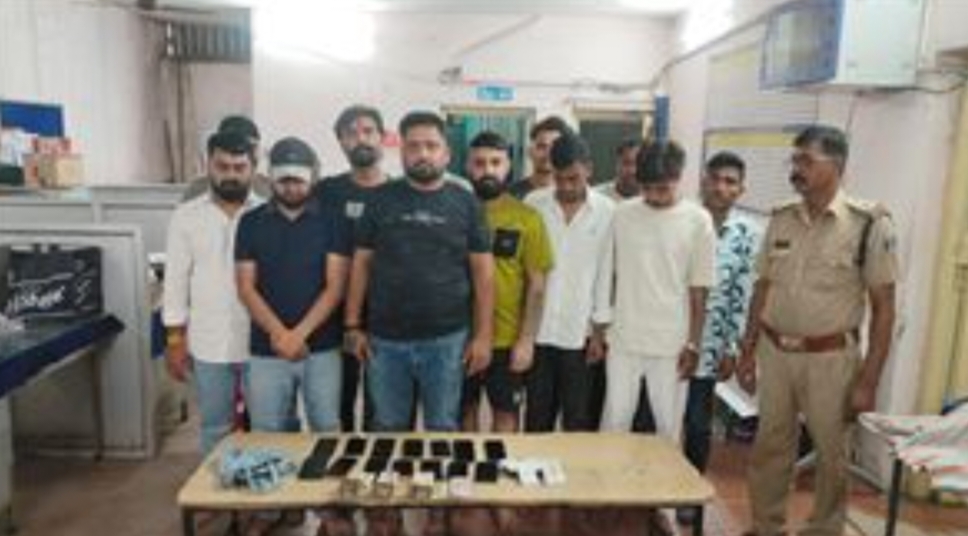 रायपुर में जुए के अड्डे पर पुलिस का बड़ा छापा…15 गिरफ्तार ₹1.54 लाख जब्त