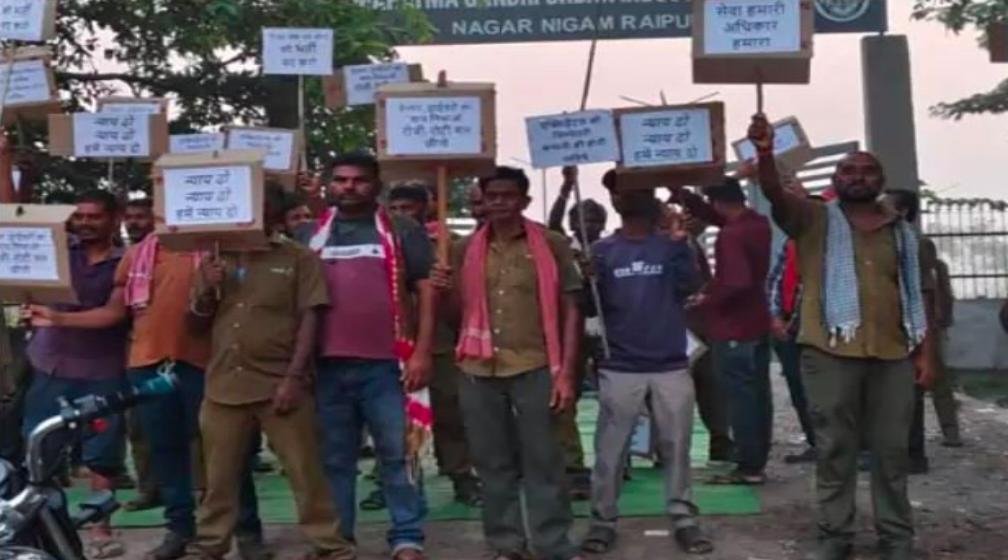 रायपुर में डोर-टू-डोर कचरा कलेक्शन ठप…सफाई कर्मचारियों का हड़ताल जारी