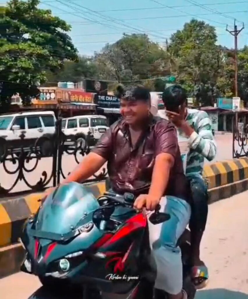 कोरबा में गर्मी से बचने का अनोखा जुगाड़…वायरल बाइक पर बाल्टी रखकर पानी डालते दिखे युवक