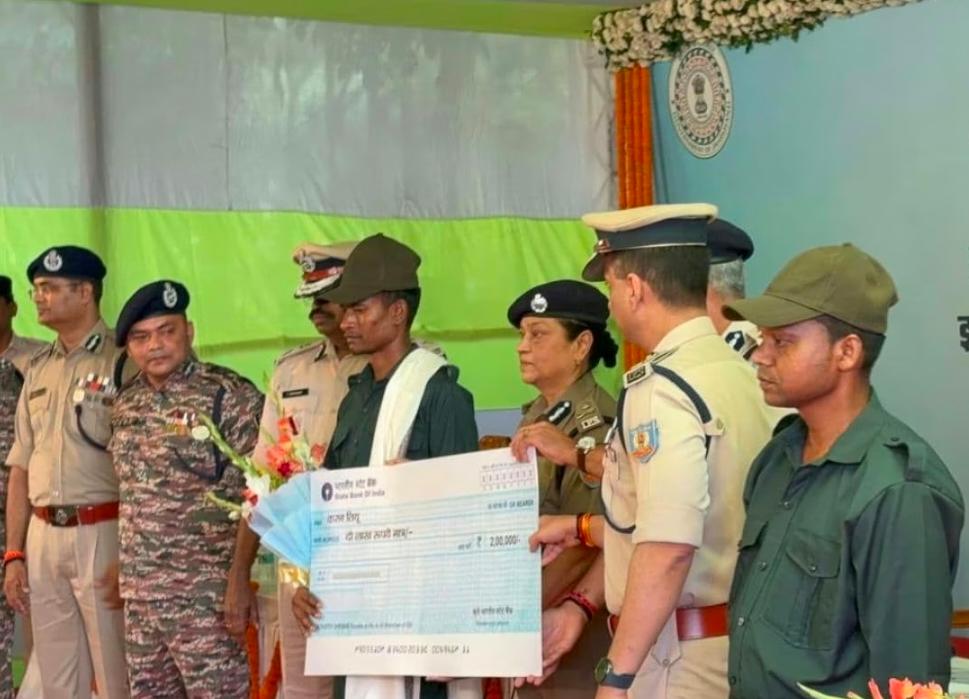 झारखंड में सुरक्षाबलों को बड़ी कामयाबी: 27 नक्सलियों ने किया सरेंडर…भारी मात्रा में हथियार बरामद