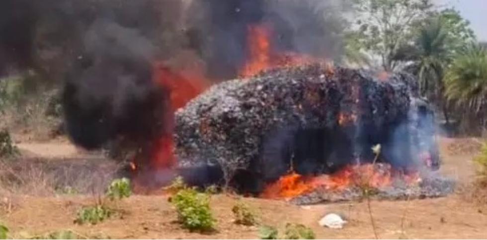 लाखों का तेंदूपत्ता जलकर खाक…हाईटेंशन लाइन से ट्रक में लगी भीषण आग