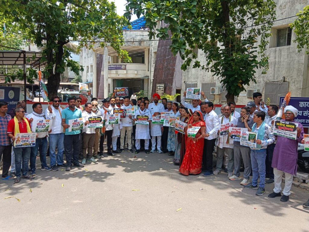 रायपुर में सरकारी स्कूल फीस वृद्धि के खिलाफ कांग्रेस का जोरदार प्रदर्शन…शिक्षा विभाग का घेराव