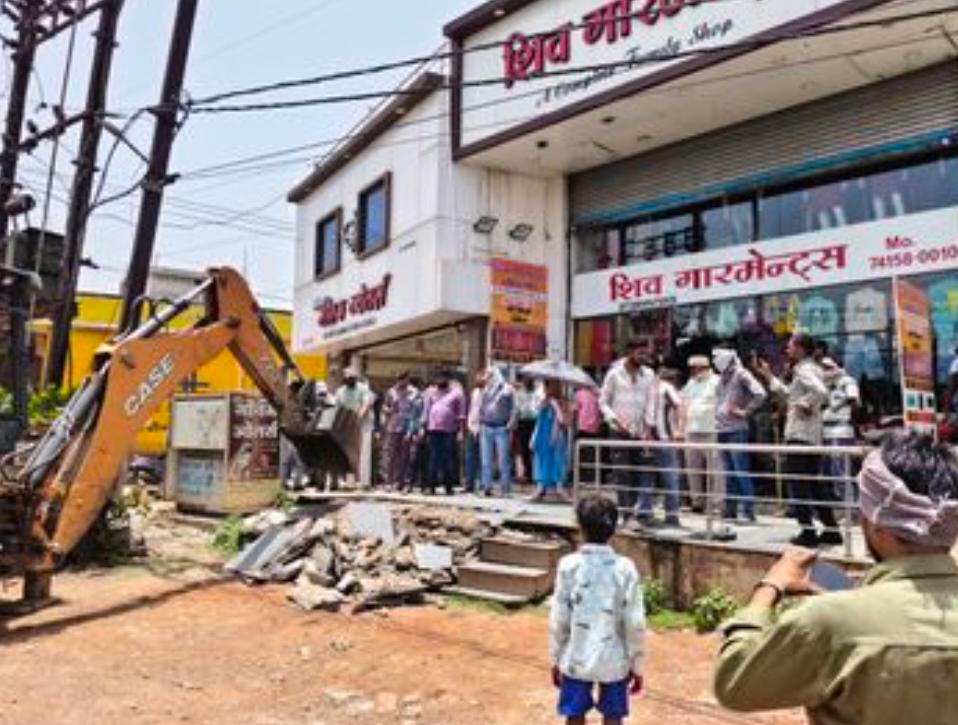 रायपुर नगर निगम ने गोगांव क्षेत्र में अवैध अतिक्रमण पर चलाया बुलडोज़र…17 दुकानें हटाईं