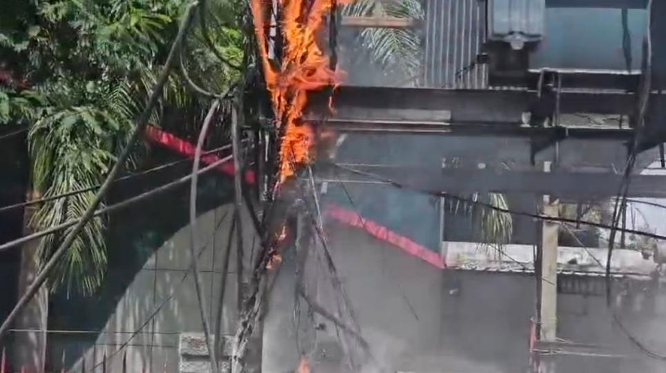 मेडिकल कॉलेज अस्पताल के बाहर ट्रांसफार्मर में लगी भीषण आग