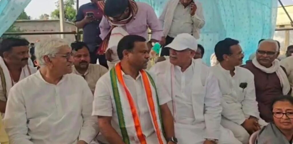 विश्रामपुर थाने के सामने कांग्रेस का हंगामा…एफआईआर वापस लेने की मांग