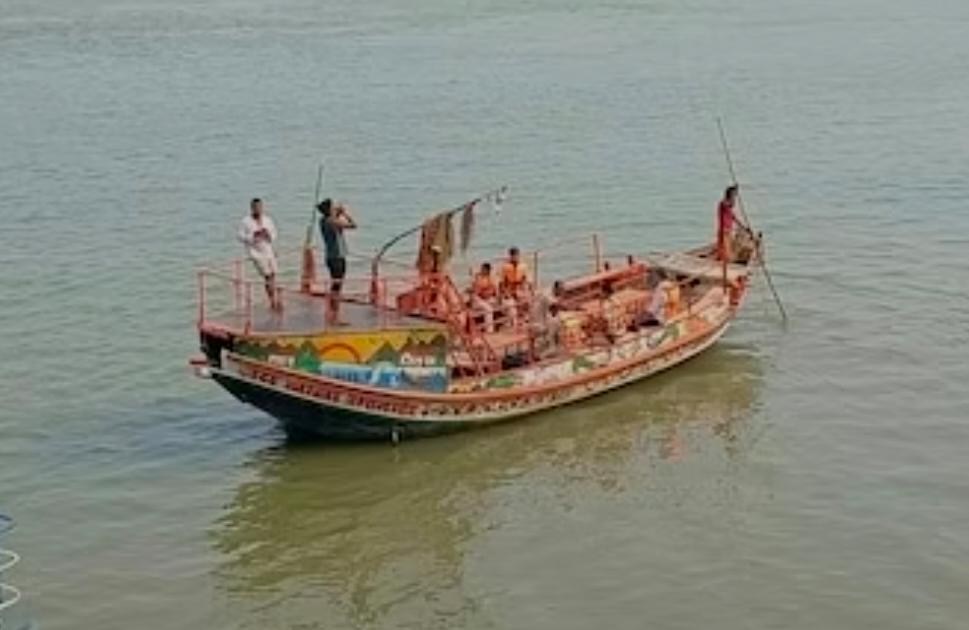 पटना के गंगा नदी में नाव पलटी…2 की मौत
