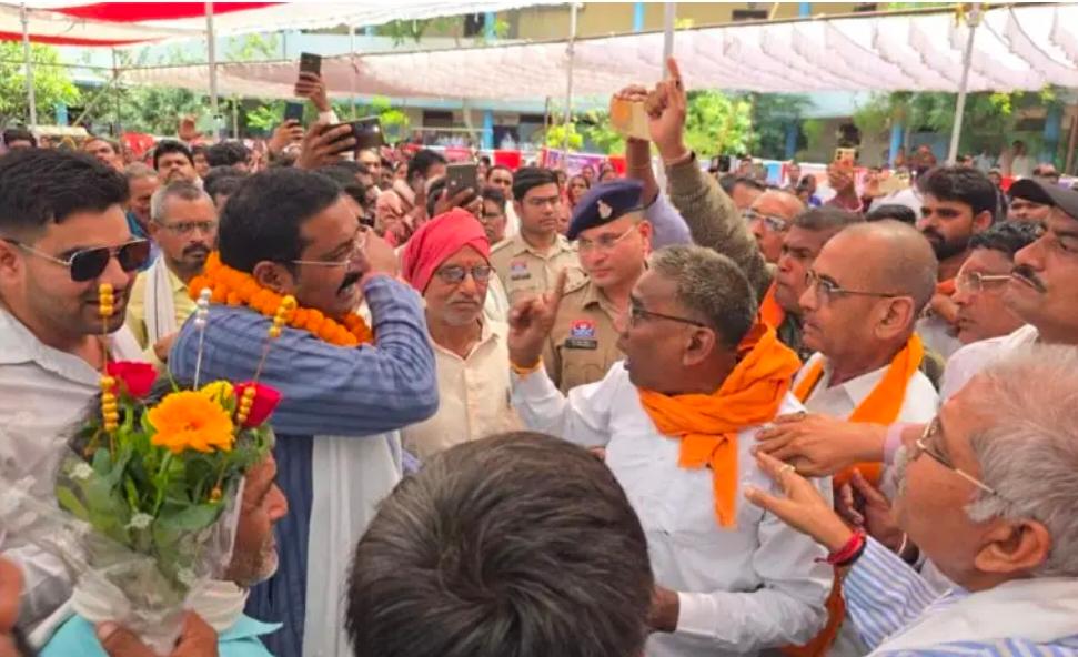 बिलासपुर के गोढ़ी में सुशासन तिहार बना सियासी अखाड़ा…विधायक धरमलाल कौशिक और कांग्रेस नेता राजेंद्र शुक्ला के बीच तीखी बहस