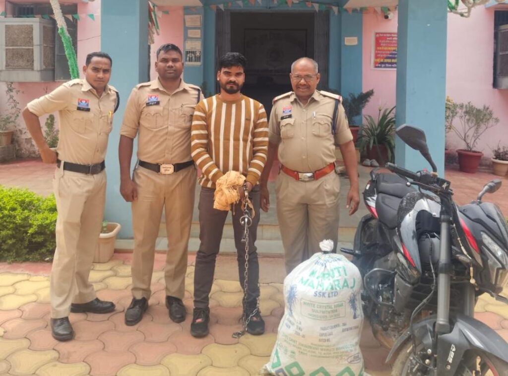 Ganja Seizure : गरियाबंद में ड्रग्स खुलासा…! 12 किलो गांजा के साथ नाबालिग सहित 2 तस्कर गिरफ्तार…ऑपरेशन निश्चय को बड़ी सफलता
