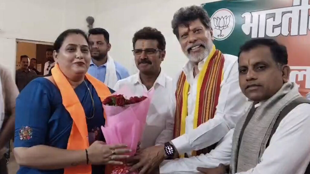 Congress Join BJP: बस्तर में कांग्रेस को बड़ा झटका…महिला महामंत्री समेत कई नेता BJP में शामिल