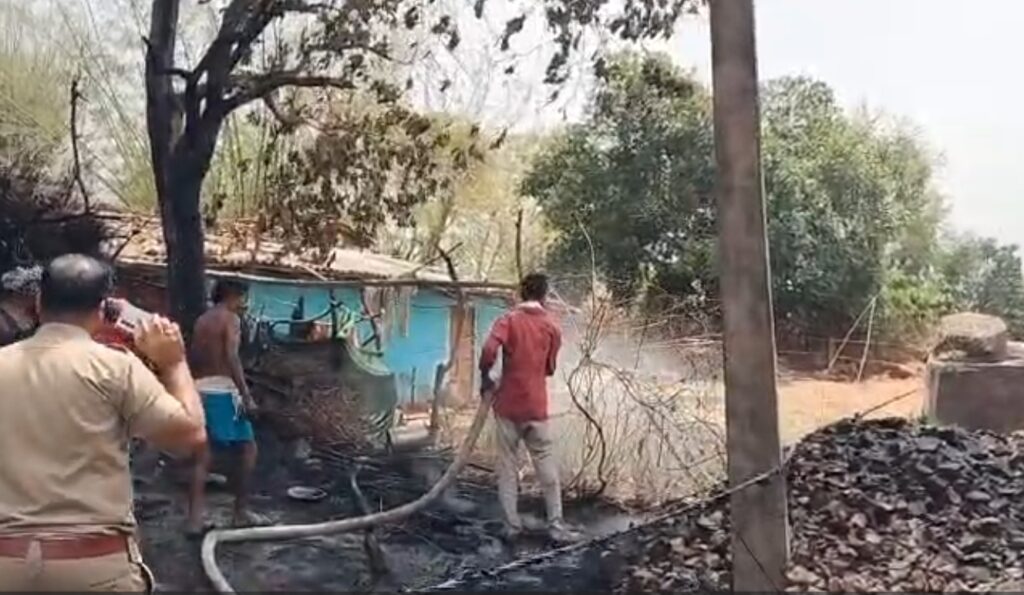 Sidhi Fire Incident : मध्यप्रदेश में दर्दनाक अग्निकांड…! घर में लगी भीषण आग…3 मासूमों की दर्दनाक मौत…गांव में मातम VIDEO