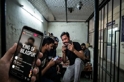 Bilaspur Viral Video : बिलासपुर पुलिस की बड़ी किरकिरी…! लॉकअप में सिगरेट पीते हिस्ट्रीशीटर का LIVE वीडियो वायरल…बोला- ‘King of Bilaspur’
