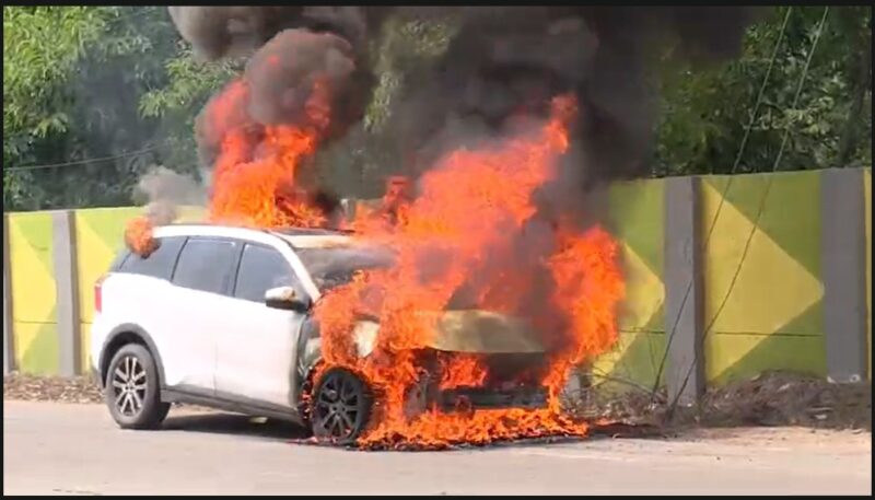 SUV Caught Fire : कोरबा से रायपुर जा रही चलती XUV बनी आग का गोला…! भाजपा नेता के भाई ने चंद सेकंड में कूदकर बचाई जान…यहां देखें VIDEO वायरल