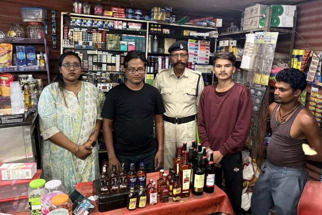 Excise Raid in Raipur : रायपुर-बिलासपुर हाईवे पर छापा…! पान दुकान से विदेशी शराब और बीयर जब्त