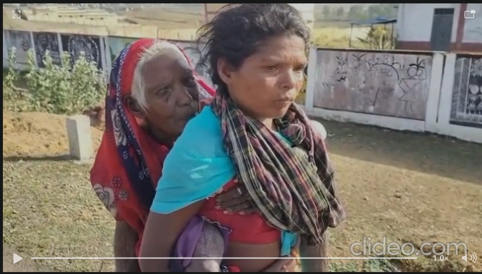 Digital India : मैनपाट की तस्वीर ने झकझोर दिया…! पेंशन के लिए सास को पीठ पर लादकर 9KM पैदल चली बहू…यहां देखें VIDEO