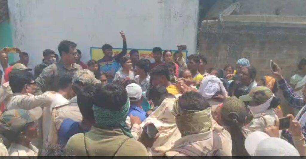 Attack on DFO : गरियाबंद में बवाल…! DFO वरुण जैन पर जानलेवा हमला…वन अतिक्रमण हटाने गई टीम पर ग्रामीणों ने बरसाए पत्थर…यहां देखें VIDEO