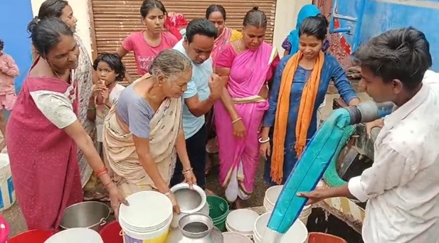 Water Crisis : रायपुर में पानी के लिए हाहाकार…! 120 बोरवेल सूखे…20 वार्डों में टैंकर से सप्लाई…रोज 650 फेरे लगा रहे है टैंकर…पहली बार शहर के इतने वार्डों में टैंकर से जलापूर्ति