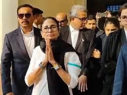 काला कोट पहन हाई कोर्ट पहुंचीं ममता बनर्जी…चुनावी हिंसा और बुलडोजर कार्रवाई पर गरमाई बहस