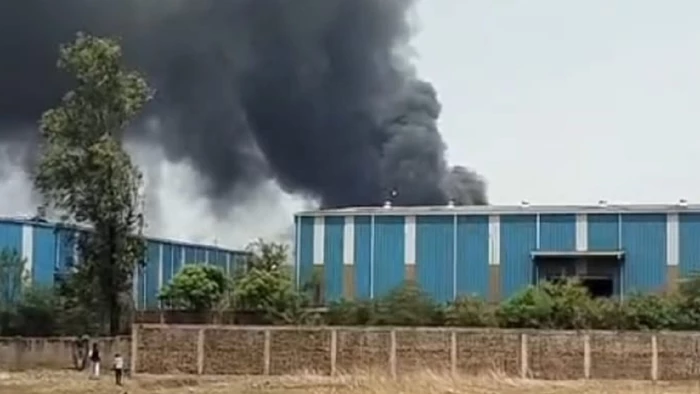 Fire Breaking: रायपुर की पोरवाल ऑयल फैक्ट्री में आग…सैंपलिंग के दौरान हुआ हादसा