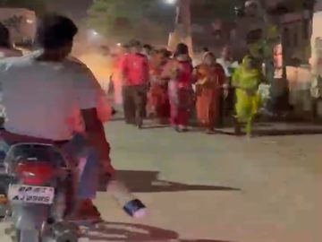 वृंदावन परिक्रमा मार्ग पर युवतियों से अभद्रता…बाइक सवारों ने फेंकी पानी की बोतल