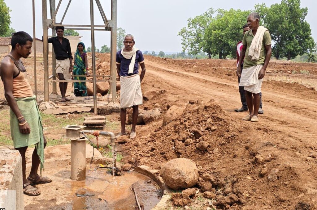 Jal Jeevan Mission : एक मोटर बदली… कई चेहरों पर लौटी मुस्कान: भाटपारा में फिर बहा उम्मीदों का जल