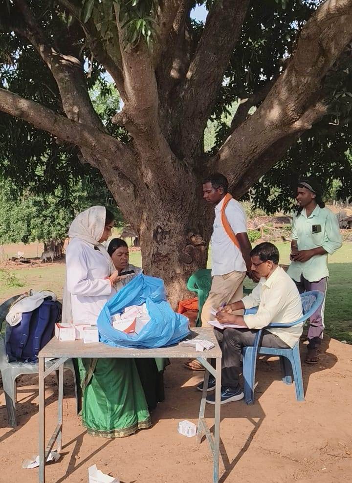 Health Awareness : दूरस्थ अंचलों तक पहुंच रही स्वास्थ्य सेवाओं की दस्तक…, बरडीह पारा में स्वास्थ्य शिविर बना ग्रामीणों के लिए राहत का केंद्र