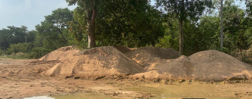 IIllegal Mineral Mining : ईंट फैक्ट्री में मिला 23 हाईवा रेत का जखीरा… दस्तावेज मांगते ही फंसे संचालक!… खनिज विभाग ने मारी दबिश