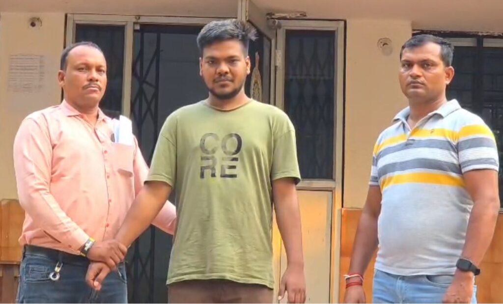 Cricket Satta : रायगढ़ पुलिस का बड़ा खुलासा…! 5 सेकेंड पहले मैच दिखाकर चला रहा था हाईटेक क्रिकेट सट्टा…मास्टरमाइंड B.Tech इंजीनियर अरेस्ट