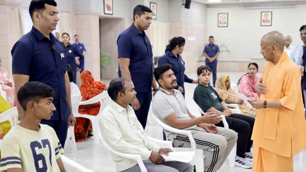 जनता दर्शन में सीएम योगी ने सुनीं समस्याएं…अधिकारियों को दिए त्वरित समाधान के निर्देश