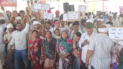 सुशासन तिहार में कांग्रेस का प्रदर्शन…महिलाओं ने फोड़ी खाली मटकी
